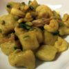 Gnocchi di patate alla curcuma con gamberetti e zucchine