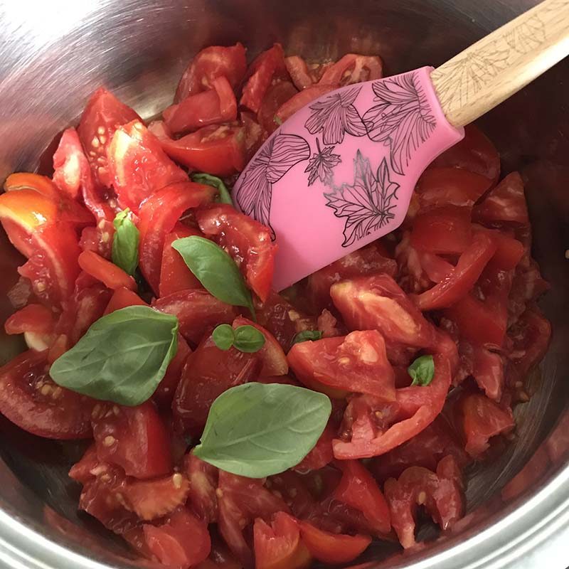 Preparazione salsa di pomodoro con la bellissima spatola di Tovolo 