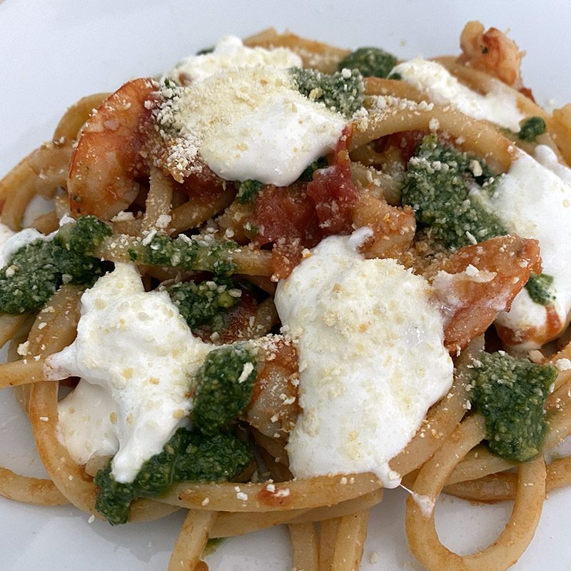 Spaghetti gamberi pomodorini pesto e stracciatella