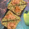 Crostini con ceci avocado e salmone