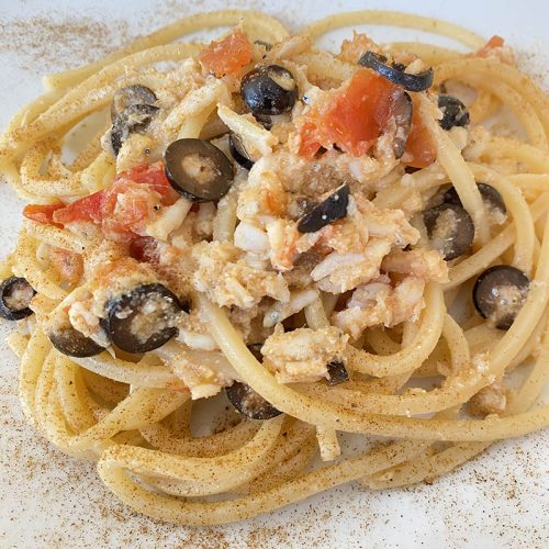 Spaghettoni con rossetti olive e pomodoro