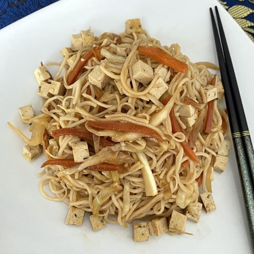 Chow men noodles con cavolo carota e topinambur